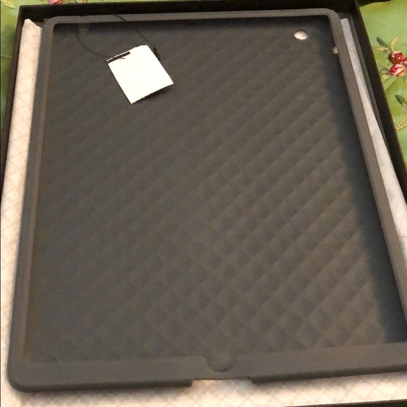 - Authentic Gucci ipad2 Silicone GG cover - Picture 5 of 6